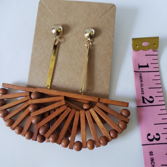Bohemian wood and gold dangle earrings - Picture 2 of 8
